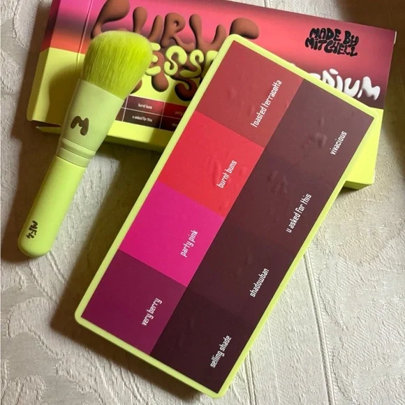 Made by Mitchell Curve Case Pressed Palette & Brush Medium Deep Eyes Blush BNIB